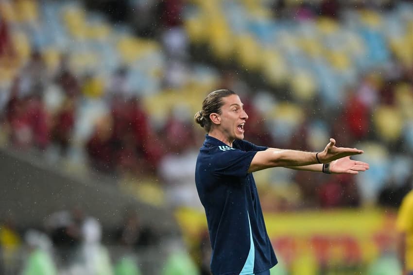 Filipe Luís orienta Flamengo durante jogo contra o Sampaio Corrêa