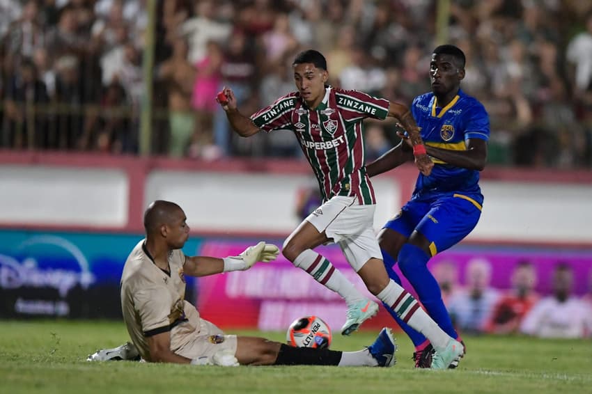 Finalização de Isaque é defendida por Zé Carlos no duelo entre Fluminense e Sampaio Corrêa