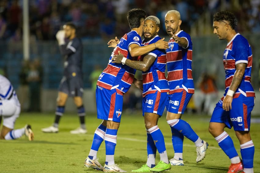 Jogadores do Fortaleza comemoram gol em vitória sobre o Cariri pelo Campeonato Cearense (foto: Baggio Rodrigues/AGIF)