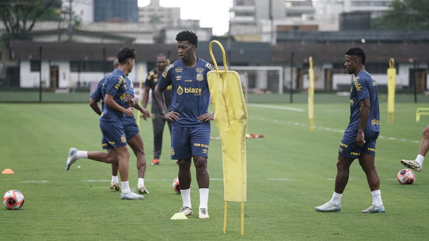 Gil durante treinamento do Santos no CT Rei Pelé