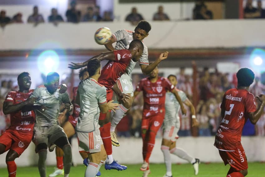 Guarany 2 x 2 Internacional: Victor Gabriel, do Internacional, disputa a bola pelo alto com o zagueiro do Guarany de Bagé (Foto: Ricardo Duarte/SC Internacional)