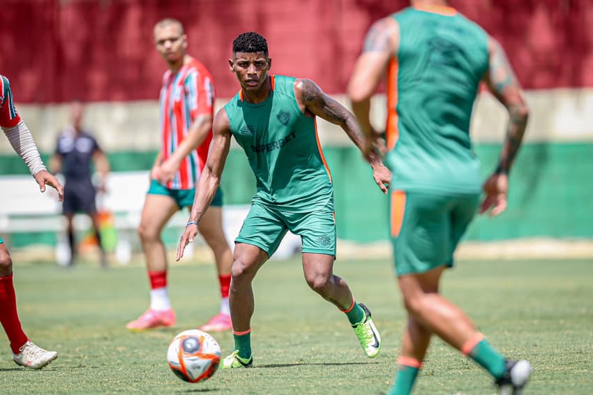 Hércules em ação pelo Fluminense durante jogo treino contra o Porto Real