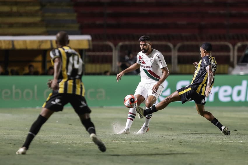 Ignácio em ação com a bola no confronto entre Volta Redonda e Fluminense, pelo Campeonato Carioca