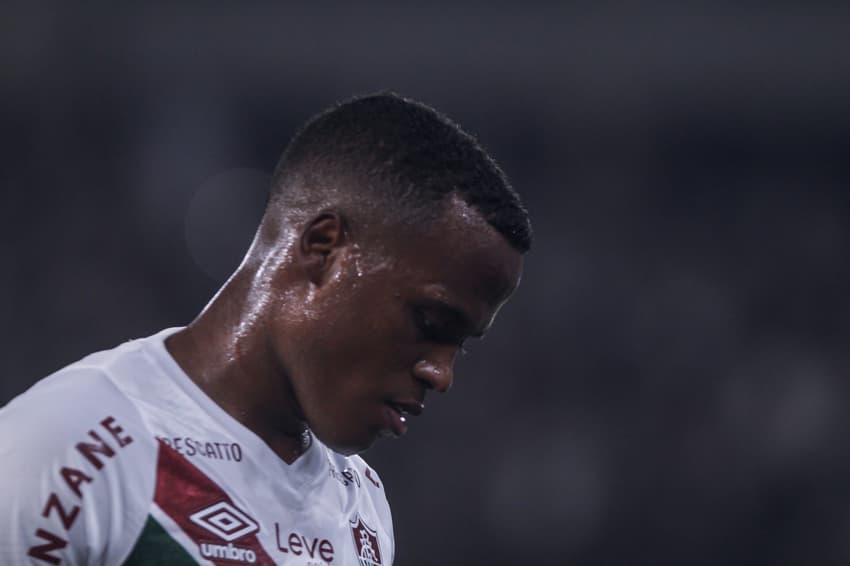 Jhon Arias em ação pelo Fluminense contra o Botafogo, pelo Campeonato Carioca