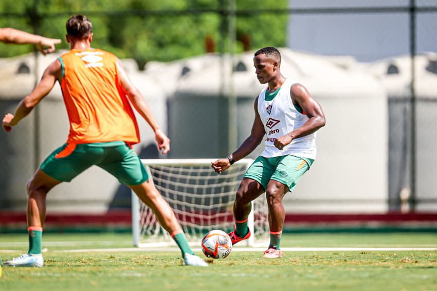 Jhon Arias em treino do Fluminense visando sua estreia no Campeonato Carioca