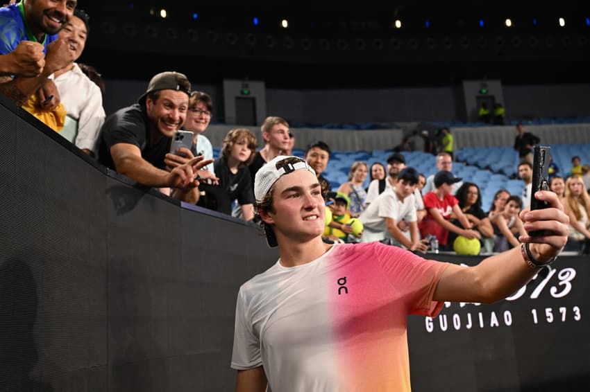 João Fonseca vence na estreia do Australian Open (foto: WILLIAM WEST / AFP)