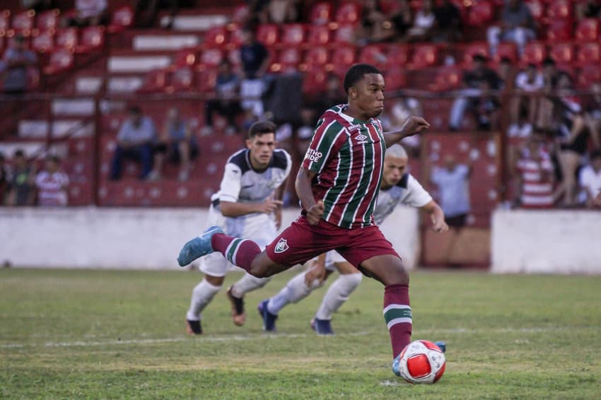 João Lourenço em cobrança de pênalti que abriu o placar para o Fluminense sobre a Inter de Limeira na estreia da Copinha