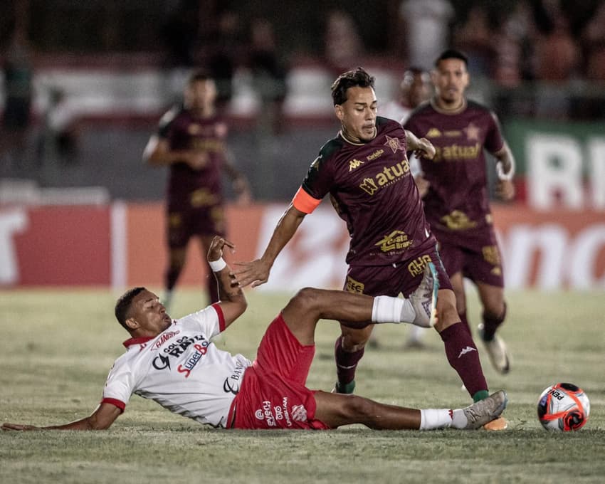 Jogadores da Portuguesa e do Bangu disputam bola em Moça Bonita, pelo Campeonato Carioca