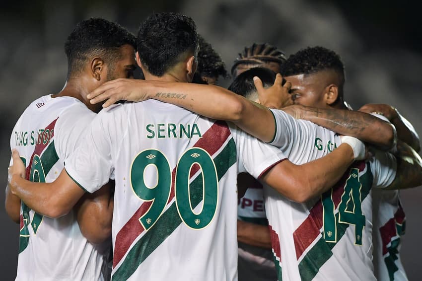 Jogadores do Fluminense se abraçam e comemoram gol durante vitória sobre a Portuguesa