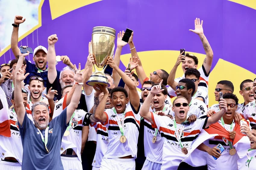 Jogadores do São Paulo erguem a taça de campeões da Copinha 2025