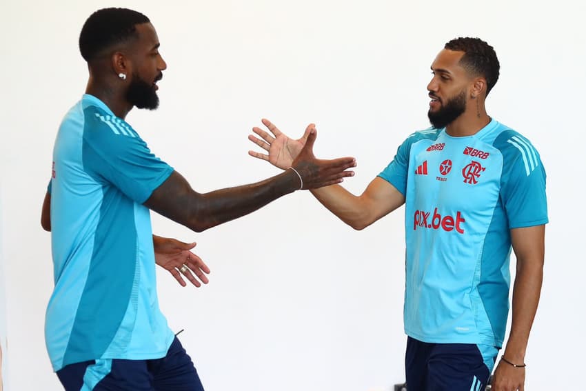 Juninho cumprimenta Gerson em encontro no CT do Flamengo