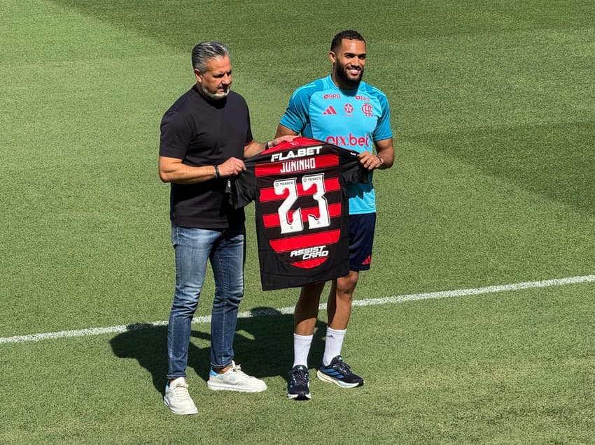 Juninho recebe camisa do Flamengo ao lado de José Boto