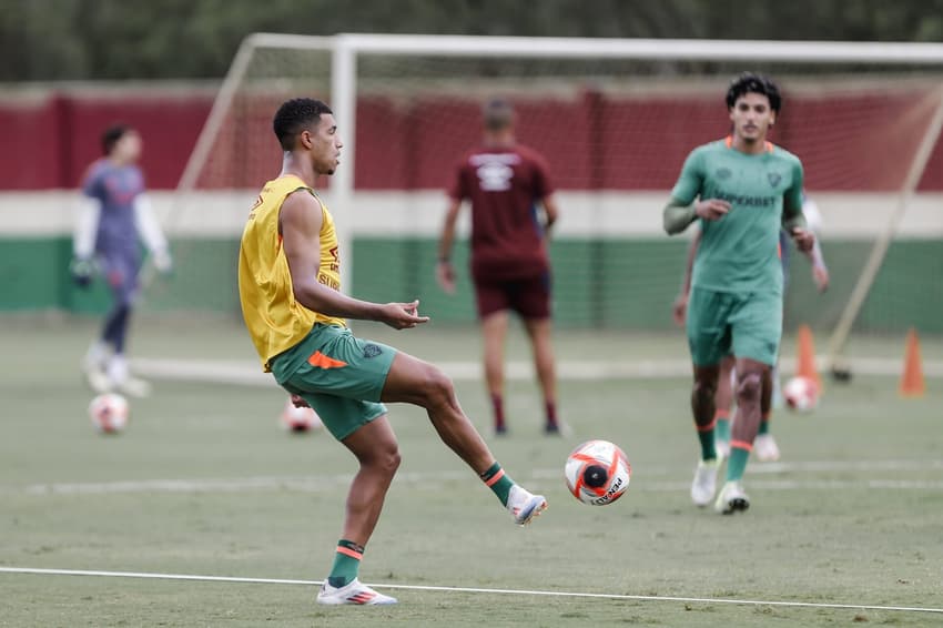 Kauã Elias em ação com bola durante treino do Fluminense