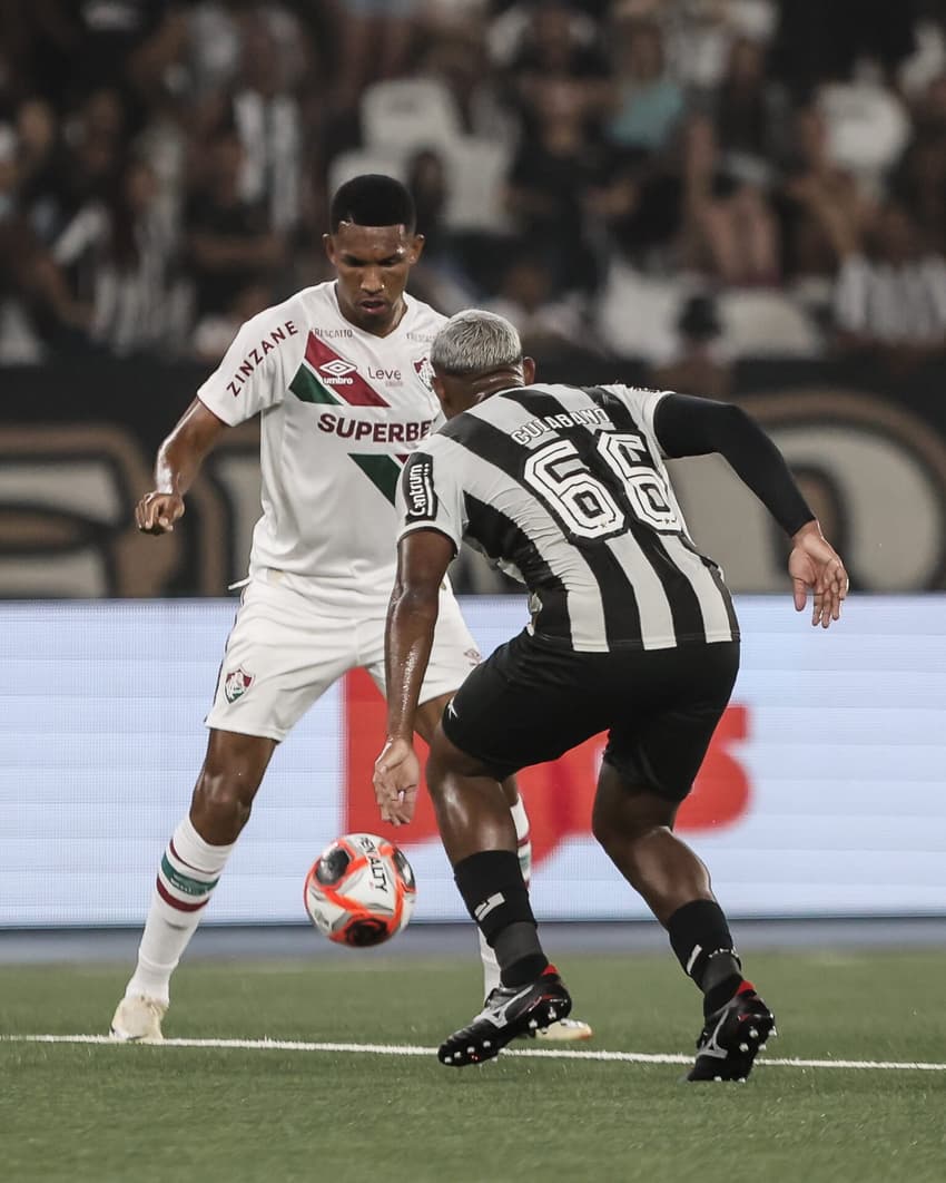 Lelê em ação contra Cuiabano no clássico entre Fluminense e Botafogo