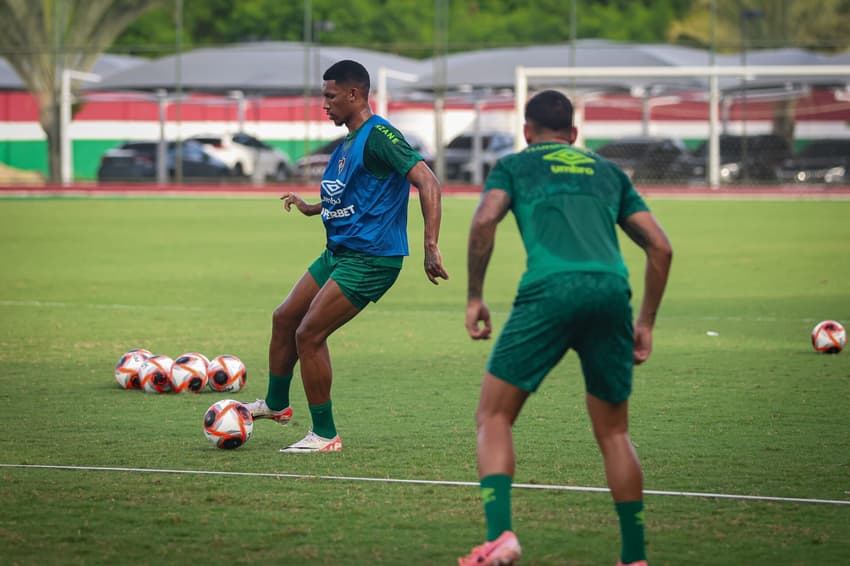 Lelê treina com bola com o Fluminense visando o início do Carioca