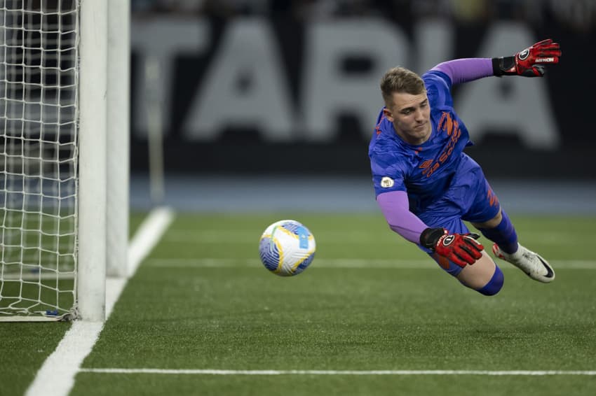 Léo Linck faz defesa em jogo entre Athletico-PR e Botafogo, em 2024