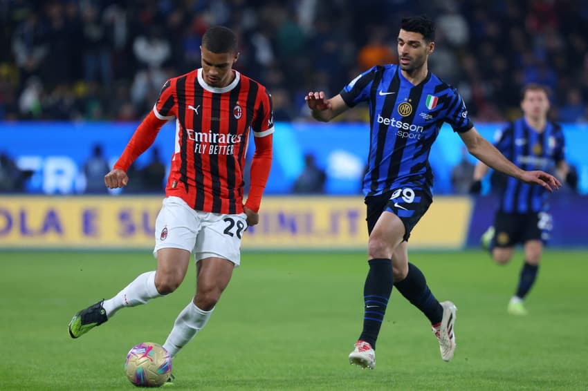 Malick Thiaw e Mehdi Taremi em Internazionale x Milan. (foto: Fayez NURELDINE / AFP)