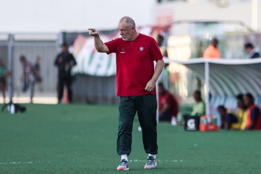 Mano Menezes conversa com jogadores do Fluminense durante jogo contra o Madureira