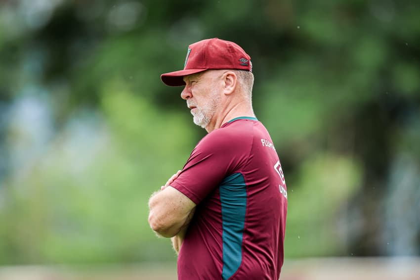 Mano Menezes observa treino do Fluminense antes de clássico contra o Botafogo pelo Campeonato Carioca