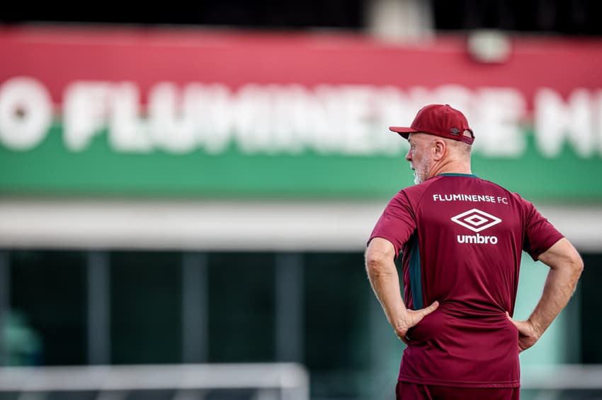 Mano Menezes observa treino do Fluminense no CT Carlos Castilho