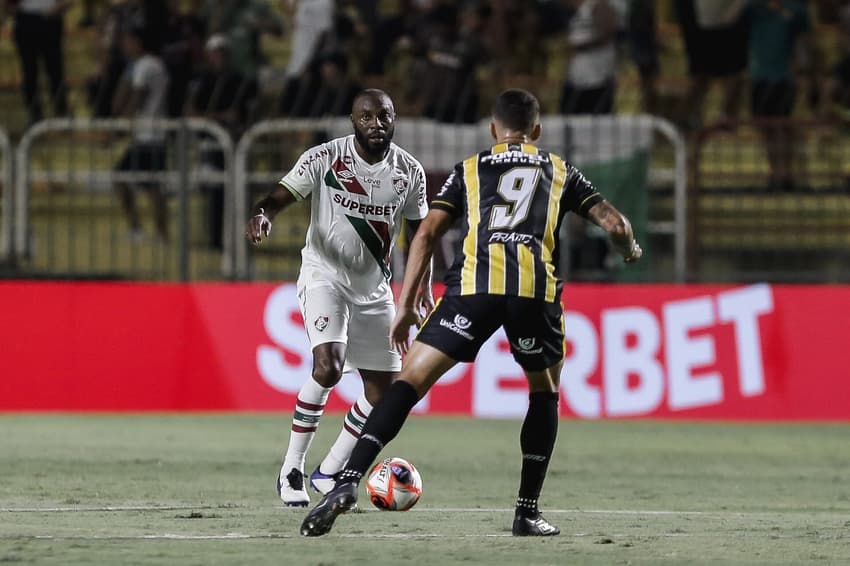 Manoel em ação em Volta Redonda x Fluminense antes de ser expulso