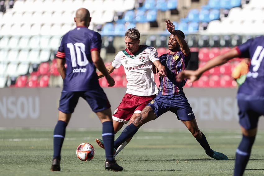 Meia do Fluminense, Bernal disputa jogada com defensor do Madureira, pelo Campeonato Carioca