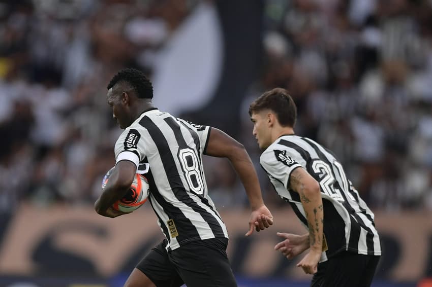 Patrick de Paula carrega a bola após marcar gol de pênalti pelo Botafogo contra o Maricá