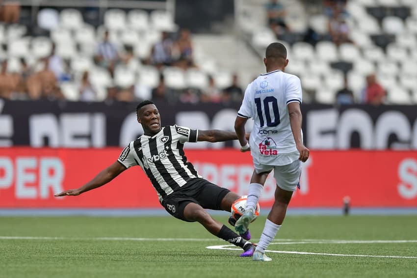 Patrick de Paula divide bola com atleta do Maricá em derrota do Botafogo na estreia do estadual