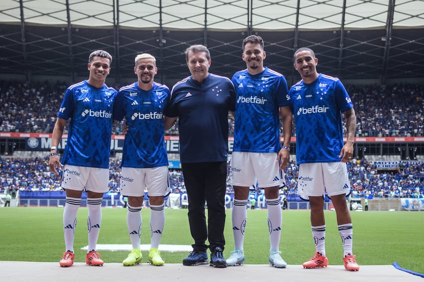 Pedrinho na apresentação de jogadores