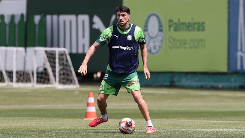 Piquerez durante treino do Palmeiras