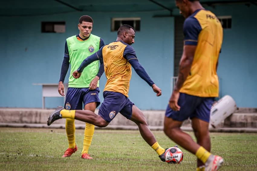 Reforço do Sampaio Corrêa, Elias finaliza durante preparação da equipe para o estadual