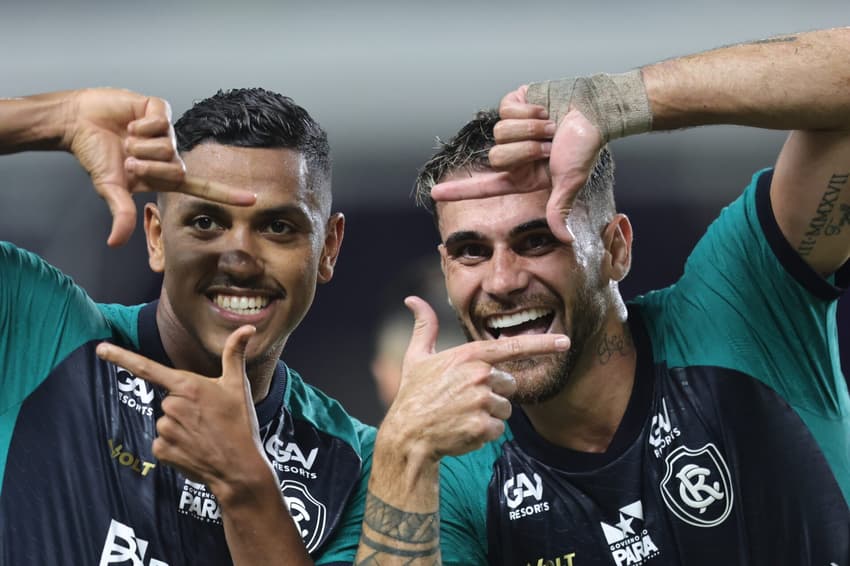 Felipe Vizeu comemora seu gol em Remo 5 x 0 São Francisco no estádio Mangueirão pelo campeonato Paraense 2025. (foto: Fernando Torres/AGIF)