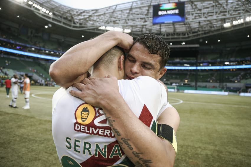 Serna é abraçado por Thiago Silva após o jogo entre Fluminense e Palmeiras, pela última rodada do Brasileirão 2024