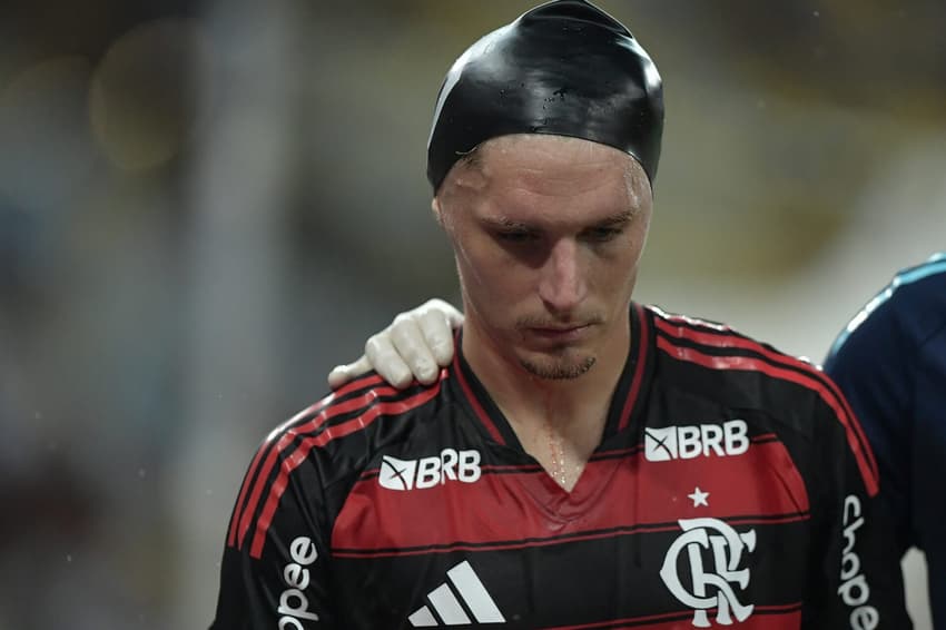 Varela é subsituido no Flamengo x Sampaio Corrêa (foto: Thiago Ribeiro/AGIF)