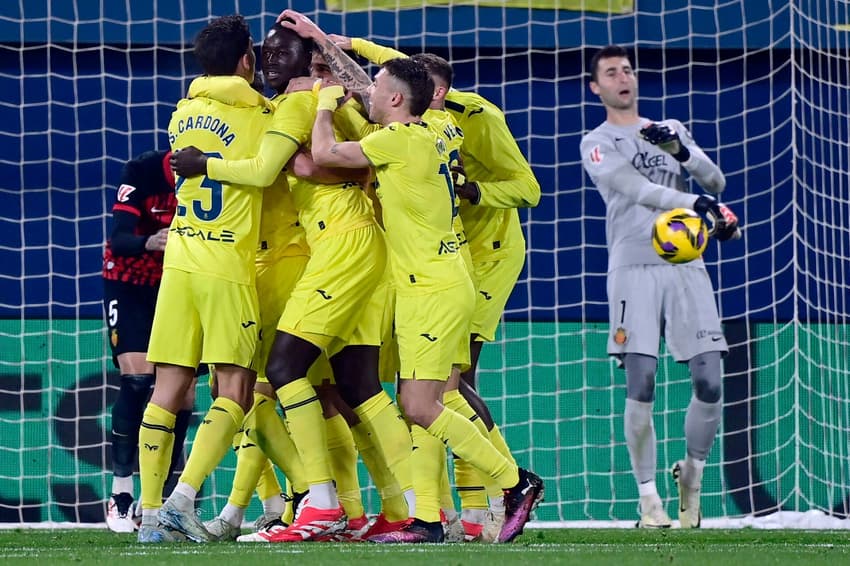 Jogadores do Villarreal comemoram na goleada sobre o Mallorca. (foto: JOSE JORDAN / AFP)