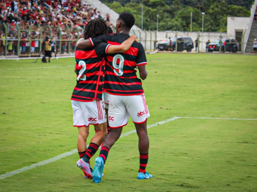 Elenco do Flamengo comemora gol do rubro-negro diante do Cruzeiro-PB na Copinha.