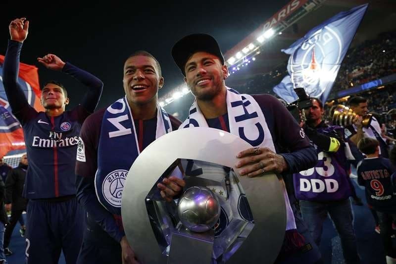 Neymar e Mbappé atuaram juntos no PSG entre 2017 e 2023.