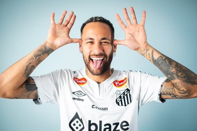 Neymar com a camisa do Santos