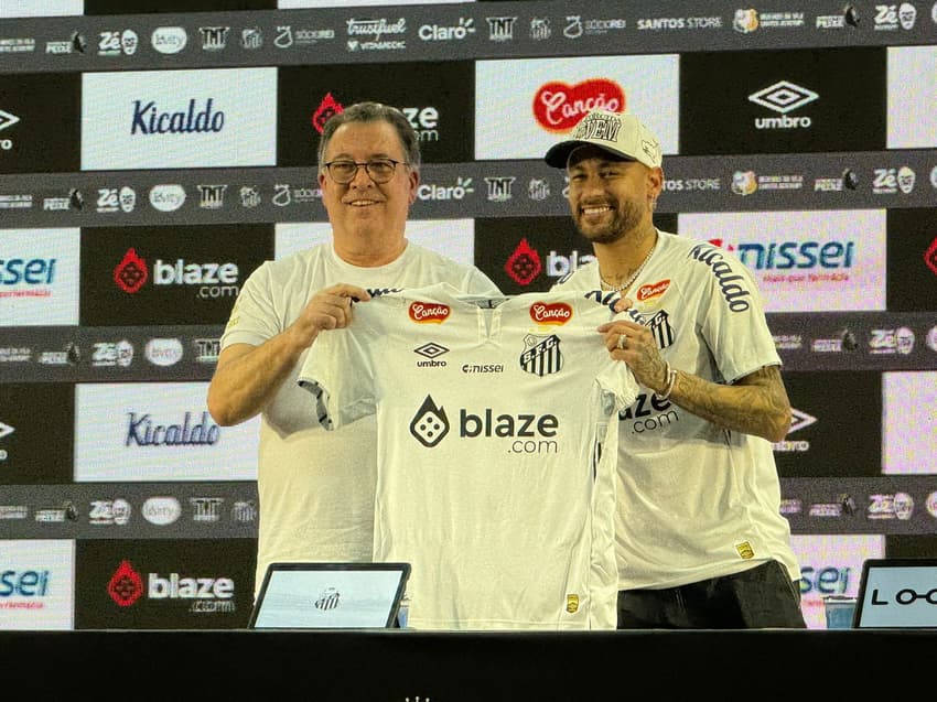 Neymar e o presidente do Santos, Marcelo Teixeira, na coletiva de apresentação do atacante