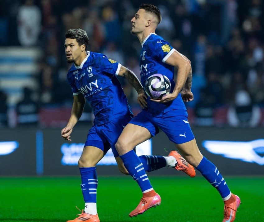 Marcos Leonardo comemora o gol do Al-Hilal ao lado de Milinkovic-Savic (Foto: Reprodução/X)