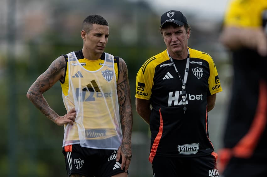 Guilherme Arana e Cuca, durante treino do Atlético-MG