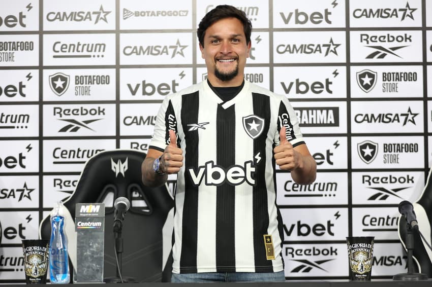 Artur foi apresentado oficialmente no Botafogo