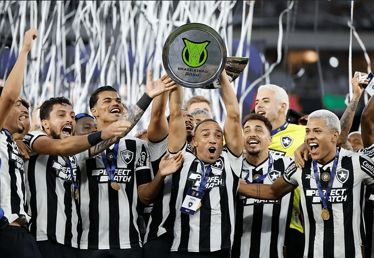 BOTAFOGO ERGUE TAÇA DE CAMPEÃO BRASILEIRO EM 2024 (Foto: Rafael Ribeiro/CBF/Divulgação)