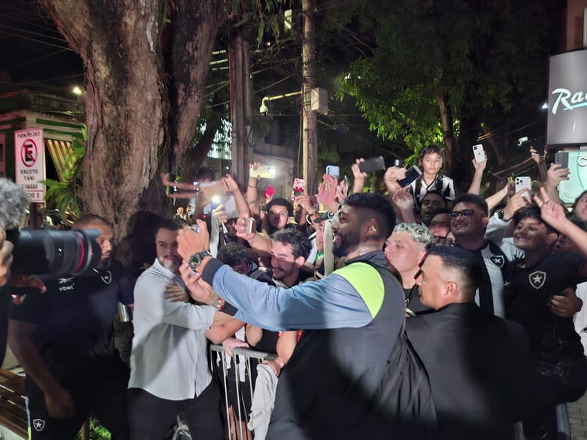 Alexander Barboza parou para tirar fotos com os torcedores do Botafogo