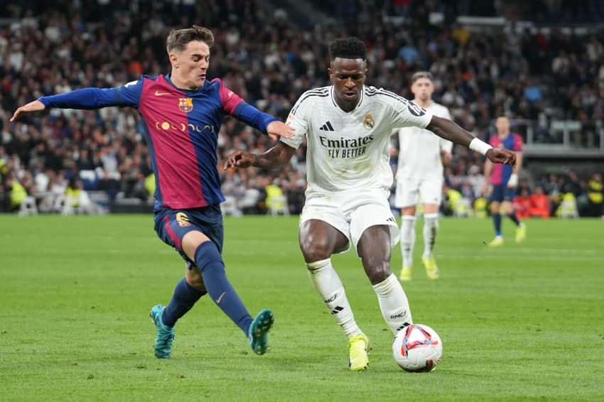 Gavi, do Barcelona, e Vinicius Junior, do Real Madrid, durante a partida de futebol do campeonato espanhol La Liga em 26 de outubro de 2024, no estádio Santiago Bernabéu, em Madri, Espanha | Crédito: Laurent Lairys / Agence Locevaphotos / Alamy Stock Photo