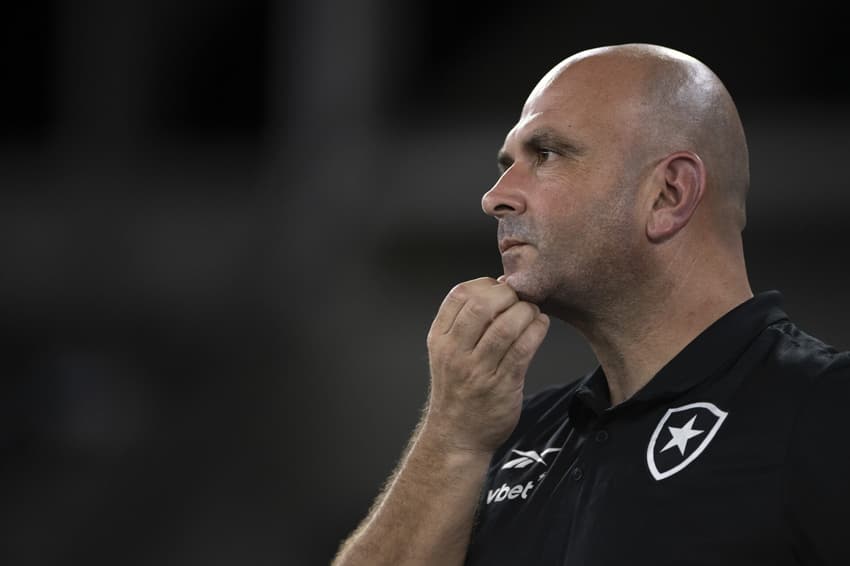 Carlos Leiria é o técnico do Botafogo no início do Estadual