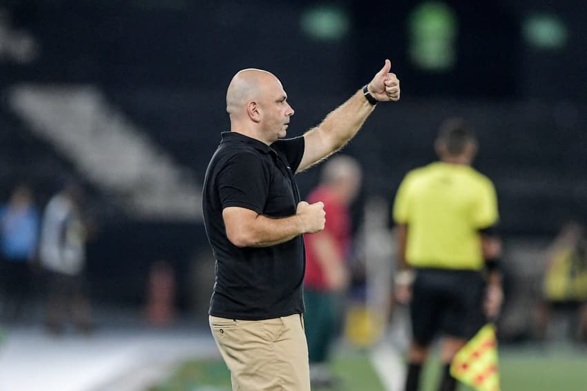 Carlos Leiria, técnico interino do Botafogo