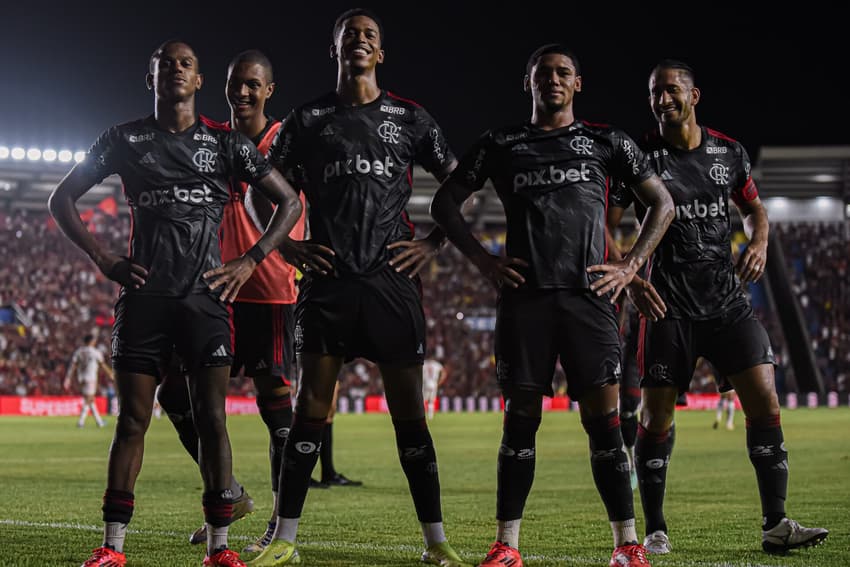 Jogadores do Flamengo comemorando gol de Carlinhos (Foto: Paula Reis/Flamengo)