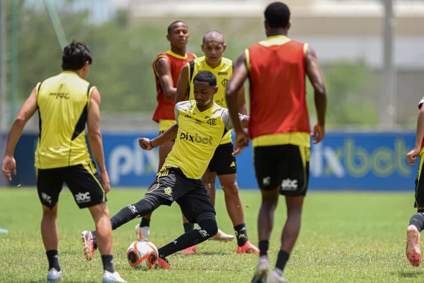 Time alternativo do Flamengo treina para o Campeonato Carioca