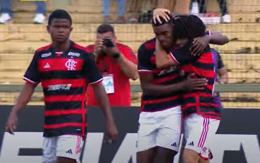 Elenco do Flamengo comemora gol do rubro-negro diante do Cruzeiro-PB na Copinha.